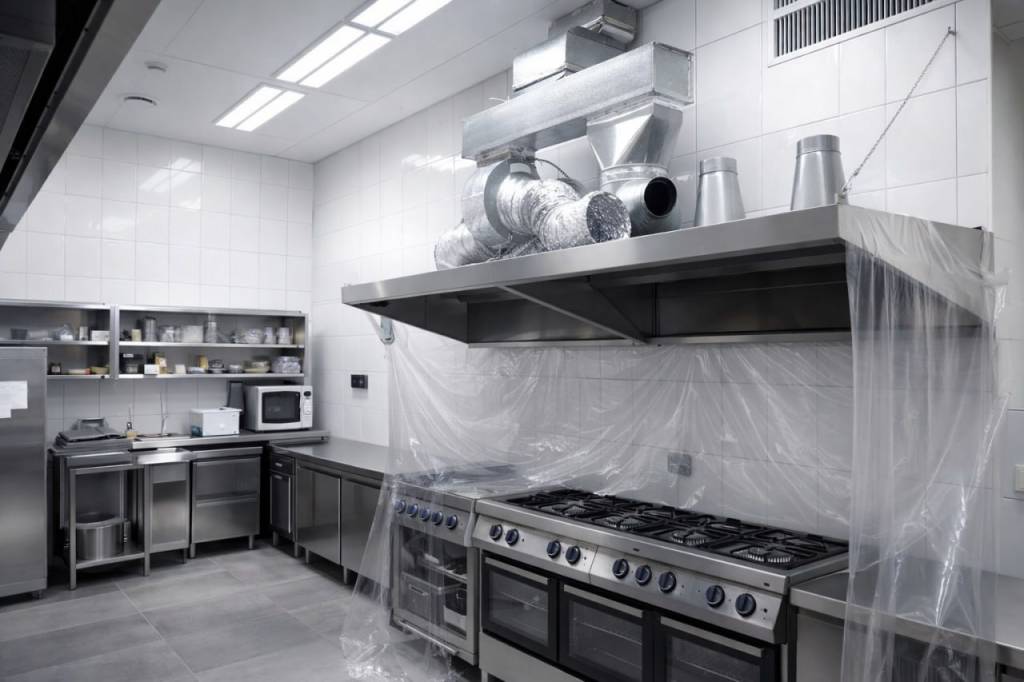 Очистка вентиляции в ресторане от жира: нормы и методы